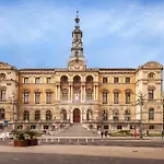Coqueto, Junto Al Ayuntamiento Y La Ria *