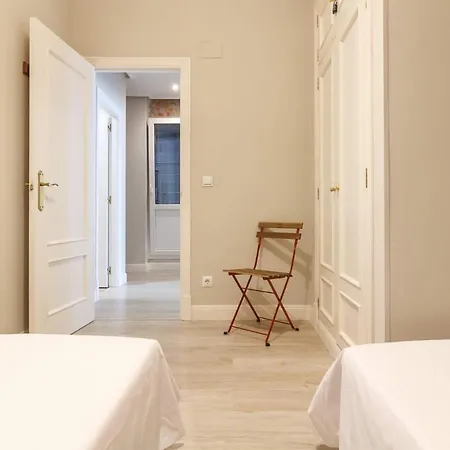 Coqueto, Junto Al Ayuntamiento Y La Ria