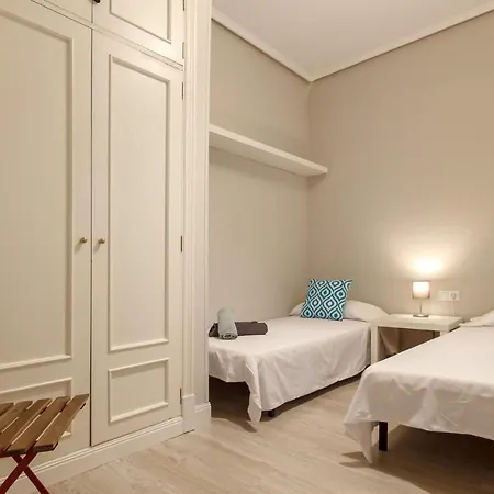 Coqueto, Junto Al Ayuntamiento Y La Ria *