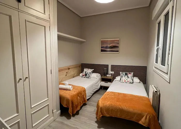 Coqueto, Junto Al Ayuntamiento Y La Ria *